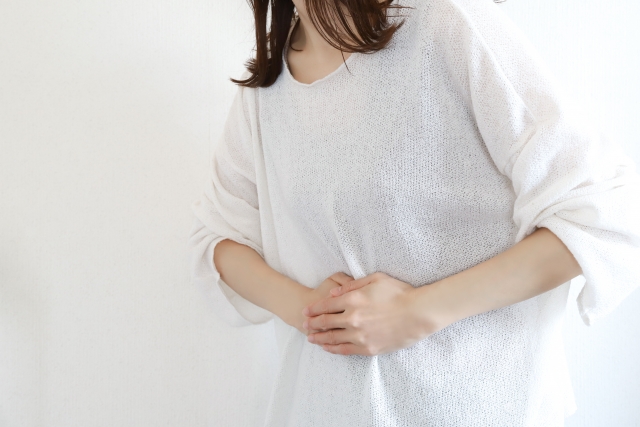 「ミレーナって痛そう」「副作用が心配」「本当に効くの？」
そんなふうに思って、決められないまま時間が過ぎていませんか？

実は私もそうでした。
婦人科でミレーナをすすめられてから、入れるまでに1年近く悩みました。

私が「子宮腺筋症」と初めて診断されたのは、今から4年前。

当時の婦人科では「子宮内膜症の親戚のようなものですね」と簡単に説明されただけで、治療方法については特に案内もなく、「とりあえず様子を見ましょう」と言われました。

その後も生理痛はどんどんひどくなり、出血の量も増えて、毎月の生理が本当につらくなっていきました。

「このまま我慢していていいのかな……」

そう思い、思い切って別の婦人科を受診。
そこで改めて「子宮腺筋症」と診断され、初めて具体的な治療法の提案を受けました。

年齢的に低用量ピルの使用が難しかった私にとって、残された選択肢がミレーナだったのです。

とはいえ、簡単には決められず……。そこからさらに1年悩み、ようやく挿入を決断しました。

この記事では、ミレーナを選ぶまでの私の葛藤と、実際に使って2年経った今のリアルな体験を、正直にお伝えしていきます。

「ミレーナが絶対にいい」とすすめたいわけではありません。

私がそうだったように、「一歩踏み出す前の不安」で立ち止まっている方に、少しでも参考になればと思っています。